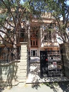 a house with a gate in front of it at Tarihi mekanlara metro ile ulaşım, Avm'lere Yakın in Istanbul