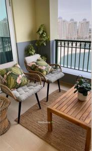 Ein Balkon oder eine Terrasse in der Unterkunft Beachfront Luxury Apartment-Pearl Island شقه مطله على الشاطئ بجزيرة اللؤلؤه