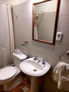 y baño con aseo blanco y lavamanos. en Hermoso Apto equipado a nuevo !, en Montevideo