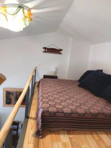 1 dormitorio con cama y escalera en Hermoso Apto equipado a nuevo !, en Montevideo