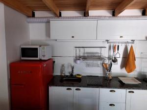 cocina con nevera roja y microondas en Hermoso Apto equipado a nuevo !, en Montevideo