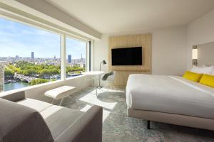 Habitación de hotel con cama y ventana grande en Courtyard by Marriott Paris Gare de Lyon en París