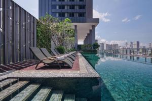 בריכת השחייה שנמצאת ב-Courtyard by Marriott Penang או באזור