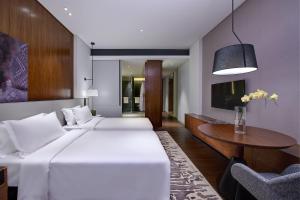 Postel nebo postele na pokoji v ubytování Le Meridien Petaling Jaya