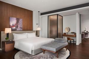 Postel nebo postele na pokoji v ubytování Le Meridien Petaling Jaya