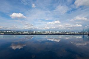 un grande bacino d'acqua con una città sullo sfondo di Le Meridien Petaling Jaya a Petaling Jaya