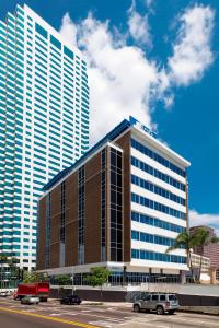 un edificio alto con coches estacionados en un estacionamiento en Aloft - Tampa Downtown, en Tampa