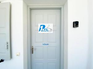 Imagen de la galería de 1Path Wave Mykonos Super Paradise Beach House, en Mykonos ciudad 29 fotos más