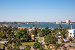 Blick auf das Meer und eine Stadt in der Unterkunft Residence Inn St. Petersburg Tierra Verde in Tierra Verde