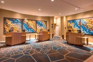 - un hall orné de 4 grandes peintures murales dans l'établissement The Westin Lake Las Vegas Resort & Spa, à Las Vegas