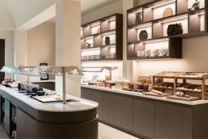 Kuchyň nebo kuchyňský kout v ubytování AC Hotel by Marriott Wuerzburg
