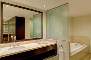 Um banheiro em Sheraton Lima Historic Center
