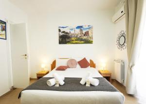 1 dormitorio con 1 cama blanca grande con almohadas en Key Rome Center, en Roma