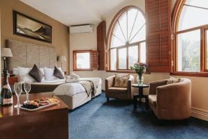Habitación de hotel con cama, mesa y sillas en Floreal House, en Ciudad del Cabo