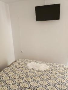 奧勒什蒂耶的住宿－Casa Edental，一间卧室,配有一张床铺和两张纸