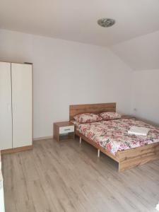 - une chambre avec un lit et une commode dans l'établissement Casa Edental, à Orăştie