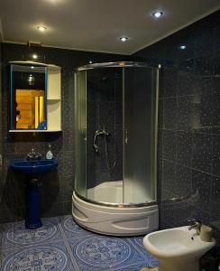 a bathroom with a shower and a sink at Гостинний двір in Oryavchyk