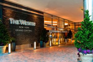 um edifício com um sinal que lê o novo trabalho Westin Grand Central em The Westin New York Grand Central em Nova York