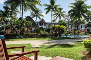 - une vue sur un complexe avec une piscine et des palmiers dans l'établissement Sheraton Denarau Villas, à Denarau