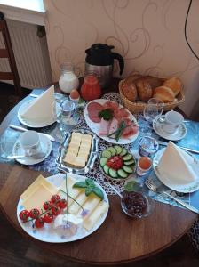 a wooden table with plates of food on it at Gästehaus Frevel in Münstermaifeld