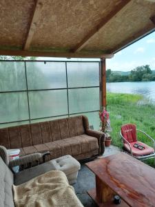 un soggiorno con divano e tavolo di Kapitalac a Banatska Palanka