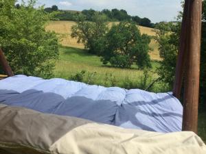 Tenda blu e bianca con vista su un campo di le cri de la yourte a Saint-Urcisse