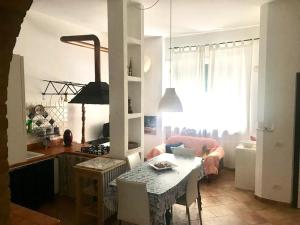 cocina y comedor con mesa y habitación con sofá en Jole guesthouse en Mazzarino
