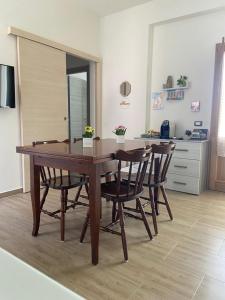 a dining room table and chairs in a kitchen at CASA FLORIS in Tertenìa