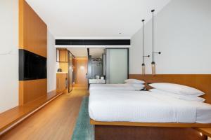 Postel nebo postele na pokoji v ubytování Fairfield by Marriott Zhuhai Xiangzhou