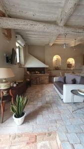 基安奇安諾泰爾梅的住宿－Casa le Mura chianciano terme，客厅配有沙发和桌子