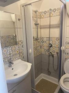 La salle de bains est pourvue d'une douche, d'un lavabo et de toilettes. dans l'établissement Casa Franchi, à Catane