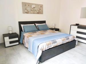 ポザーダにあるElsa e Anna Apartments - Comodi e Rilassanti Appartamentiの大きなベッドと2つのナイトスタンドを備えた寝室