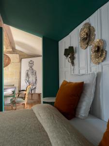 a bedroom with a bed and a green wall at Appartement privé dans un hôtel particulier d'hôtes avec piscine & spa Libourne, Saint-Emilion in Libourne