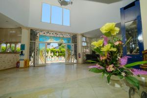 a lobby with a large vase of flowers in the middle at Club Selen icmeler in Marmaris