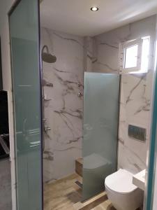 A bathroom at Studios Periklis