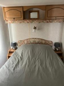łóżko w sypialni z dwoma lampami na stołach w obiekcie Ruime 6 persoons Orlando Super w mieście De Pol