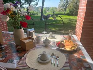 een tafel met een bord eten op een tafel bij VALLELY la collina sul mare B&B d'Abruzzo in Francavilla al Mare