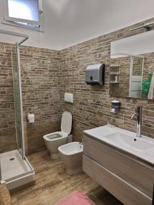La salle de bains est pourvue de toilettes, d'un lavabo et d'une douche. dans l'établissement Agriturismo Rosso Lampone, à Cerreto Laziale