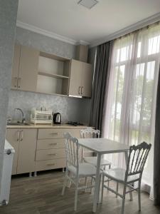 Kuchyň nebo kuchyňský kout v ubytování House on Moryakov 55