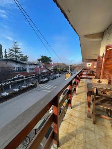 貝爾格拉諾將軍別墅的住宿－POSADA DEL CENTRO，阳台设有长椅,享有街道景色