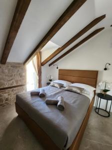 斯普利特Rio Luxury Rooms的一间卧室，有一张大床，上面有两个枕头