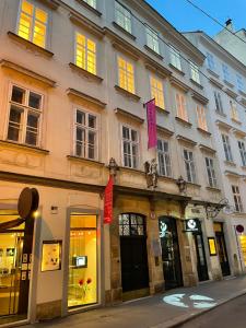 ein Gebäude in einer Stadtstraße mit Fenstern in der Unterkunft City Apartment Downtown Vienna in Wien