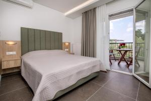 Posteľ alebo postele v izbe v ubytovaní Mythos Bungalows + 37 fotografií