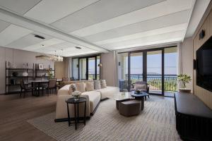 三亚三亚亚龙湾万豪度假酒店（2020年焕新升级·C位海景）的客厅里有一张白色的沙发和一张桌子