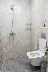 Koupelna v ubytování Alagen Apartments Burgas + 15 fotografií