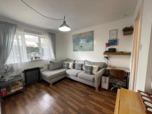 sala de estar con sofá y mesa en Grundy House en Uxbridge