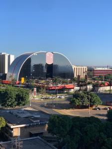 a view of a city with a large arch at Flat Centro de Brasília - Garvey Park Hotel in Brasilia