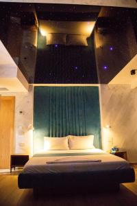 Łóżko lub łóżka w pokoju w obiekcie Vila One Beach Hotel