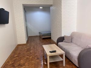 - un salon avec un canapé et une table dans l'établissement apartments of Saint Theodore, à Lviv