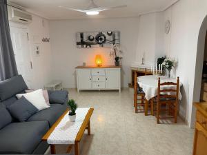 salon z niebieską kanapą i stołem w obiekcie Holiday home with large roof terrace near La Mata beach w mieście Torrevieja